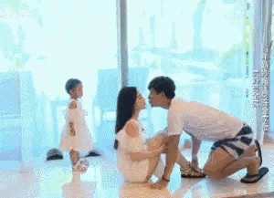 喵小鱼影娱：李小璐曾说，结婚那天，贾乃亮只从剧组请了一天假，洞房都没有闹，就丢下自己去了剧组。第二天，她挺着6个月的肚子，在婚床上哭。也许从一开始，两个人的相处就注定了结局。

2008年，贾乃亮跟李小璐相识于董璇的饭局之上，当时的李小璐已经凭借《天浴》成为最年轻的影后，而贾乃亮还是影视圈的新人。

饭桌之上，贾乃亮十分拘谨。而在一旁的李小璐看到之后，就想逗逗他，主动跟他搭话，说他的手机很好看，可...