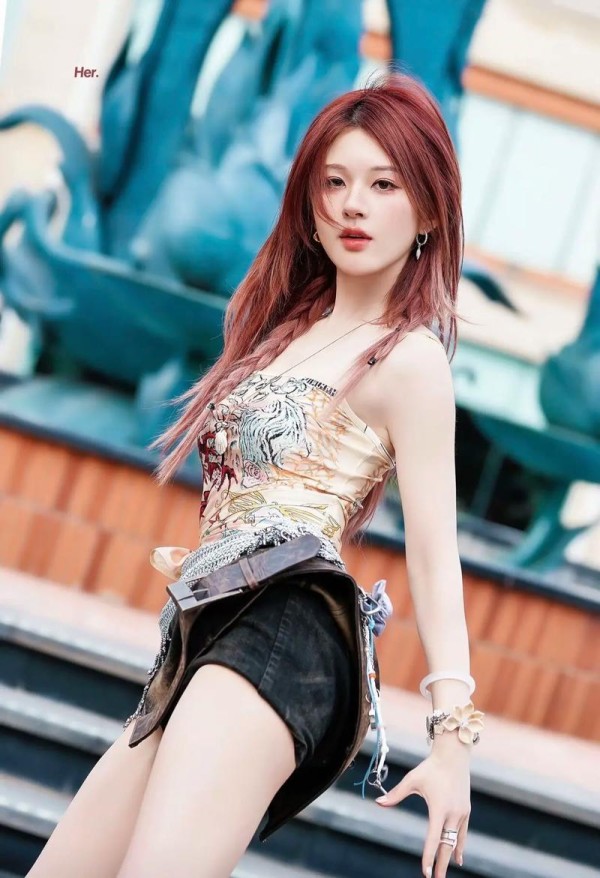 内娱海外顶流实锤赵露思ins狂揽450万粉，泰国万人接机场面太震撼