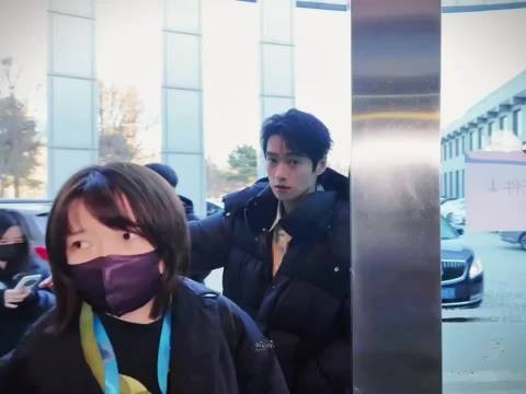 魏大勋白衣亮相2026网络视听盛典