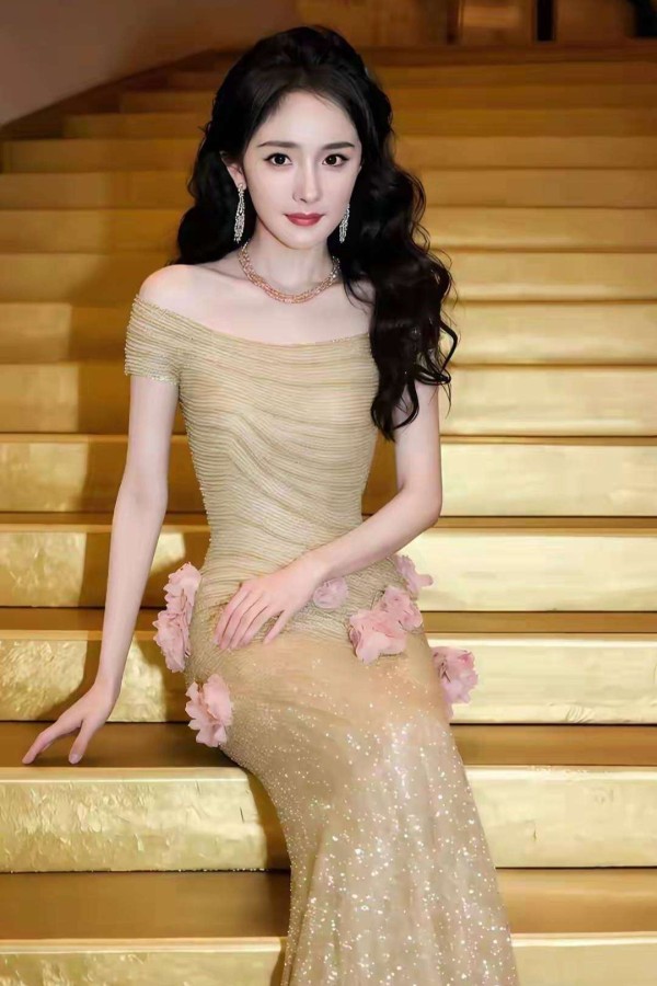 三亚红毯大型社死现场！杨幂刘海被吹成梅超风，张凌赫炸毛像金毛狮王