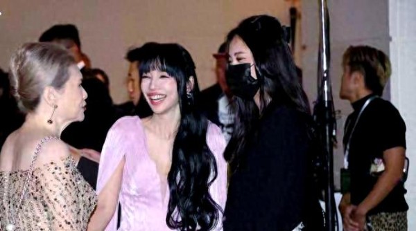 李靓蕾与林心如的婚礼穿搭选择与讨论