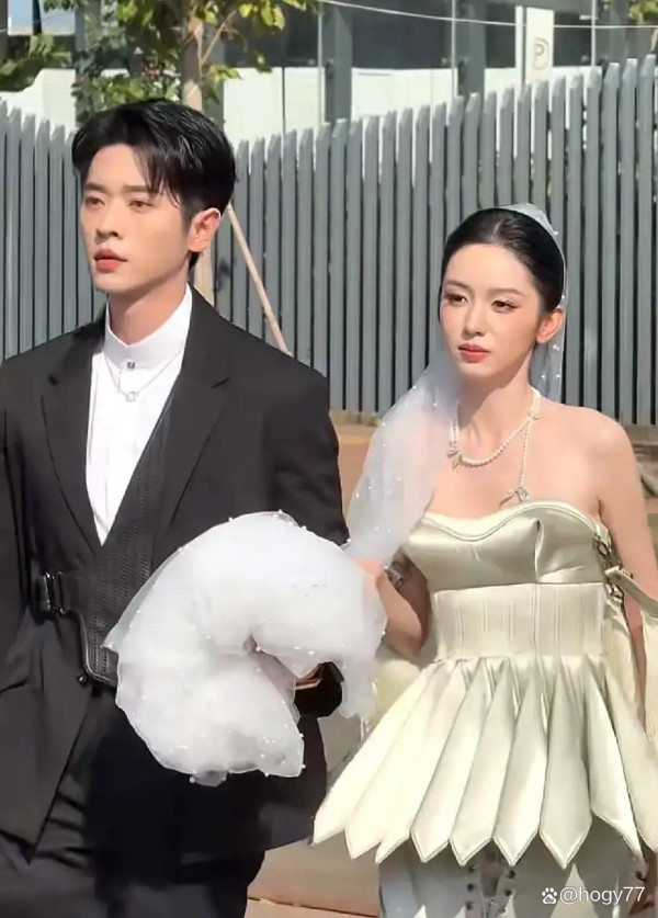 明星红毯惊现婚纱？真相让人意外