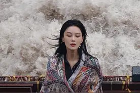 张馨予在金沙江虎跳峡拍视频，角度刁钻引热议，本人回应：这个角度拍出来效果非常震撼，祝大家都鸿运当头图片