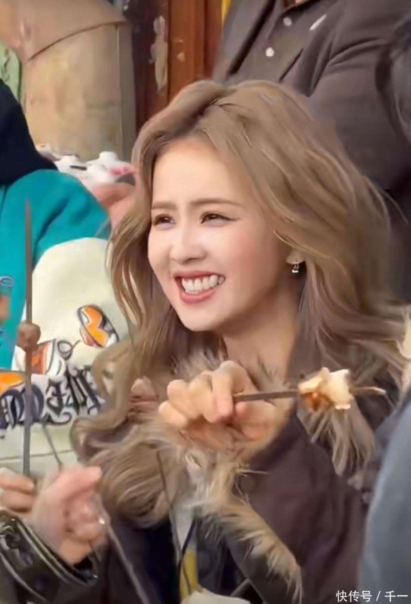 白鹿街边狂炫烤肉，经纪人被曝急到直跺脚，上网搜急救方法