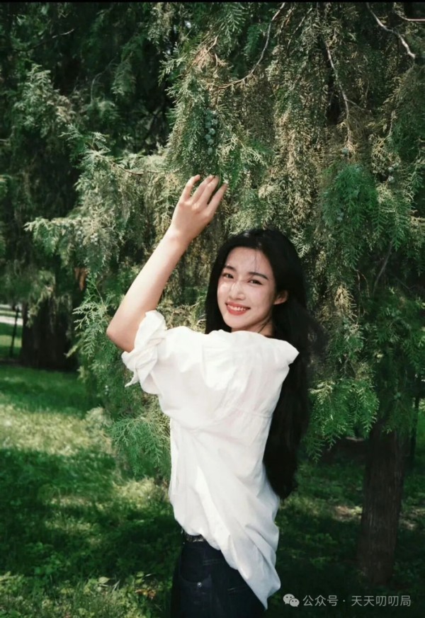 没有架子的真诚最动人!卢昱晓蹲地与粉丝同框,细节里全是温柔