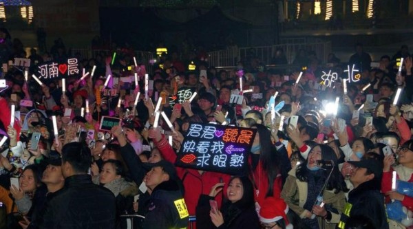 成毅粉丝追星过激围堵偶像,只为一面却忽视自己的工作和学习职责,明星难得自由随时有保镖保护私人空间被剥夺