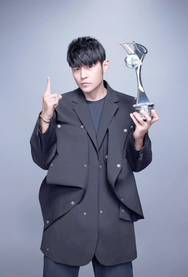 周杰伦《最伟大的作品》荣登全球销量榜，彰显华语音乐突破