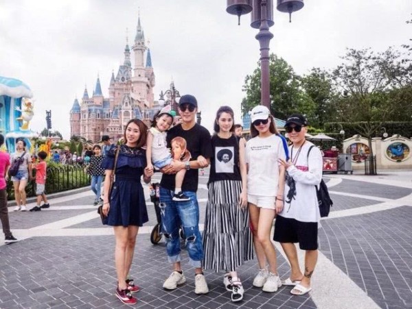 许志安郑秀文甜蜜出游补裂痕，面对出轨，女明星为何选择原谅？