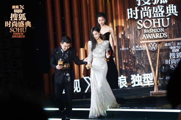 2020搜狐时尚盛典 黄圣依、杜淳获得“年度综艺明星”