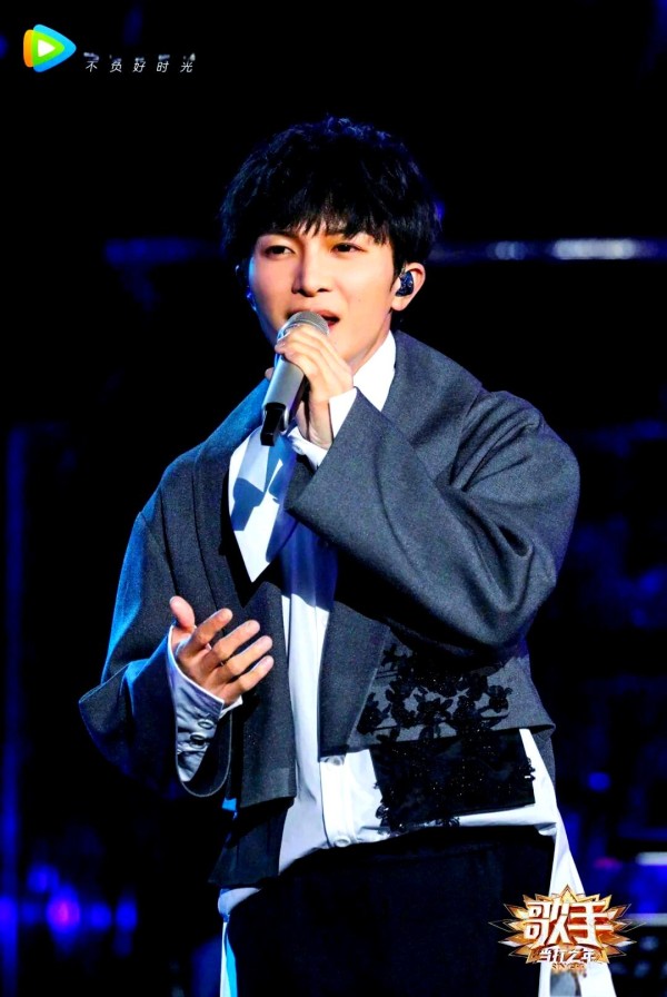 周深：从舞台拘谨到自信闪耀的音乐旅程