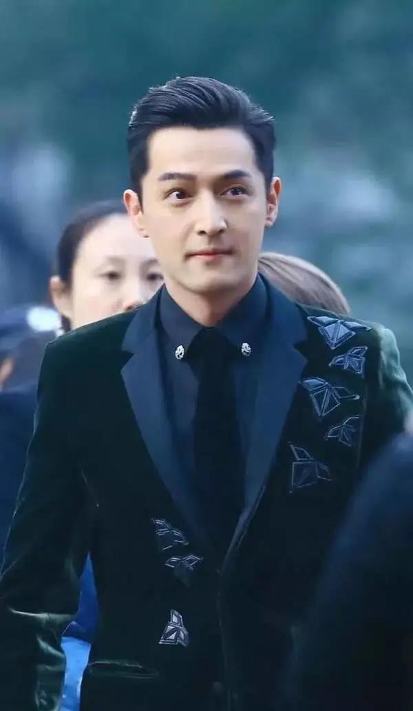 明星出道前叫什么名字？张艺兴“张加帅”，胡歌蔡徐坤的笑出声