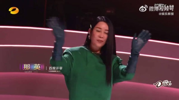 华晨宇今天的造型杀疯了!黑西装加白花点缀,绅士风度直接拉满,帅到移不开眼