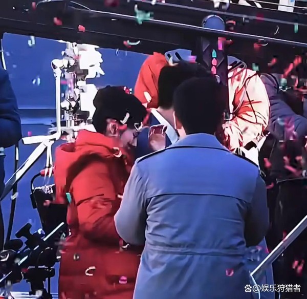 红衣暴击！刘浩存新戏婚礼路透惊艳：中式浪漫拉满，状态鲜活到发光