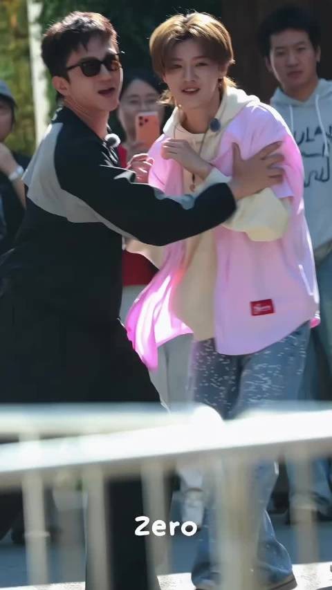 邓超鹿晗五哈6录制路透曝光,粉色衬衫卫衣引热议