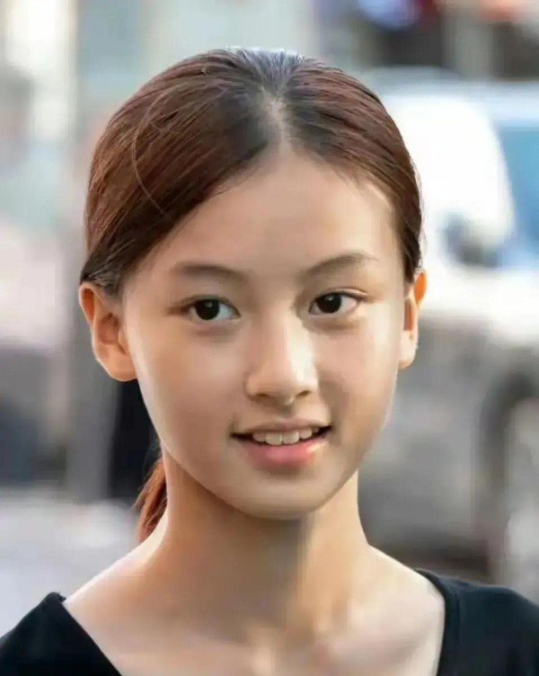 从“小张柏芝”到签约艺人，15岁南阳女孩闯进娱乐圈！