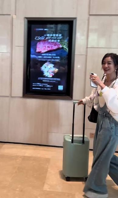 影视杂货铺:#李晟逐渐接受妈妈称号#李晟逐渐接受粉丝称呼她为“妈妈”的现象,是近期娱乐圈中一个体现明星与粉丝情感互动的典型事件。这一过程既反映了她个人心态的转变,也折射出粉丝文化的独特表达方式。以下是综合梳理的核心要点:
事件脉络与核心原因
初期抗拒与困惑
年龄与职业标签敏感:早期被粉丝称呼“妈妈”时,李晟曾幽默回应“不想当妈妈”,或误听为“Vava”并调侃“Vava走了~。这种抗拒源于娱乐圈...