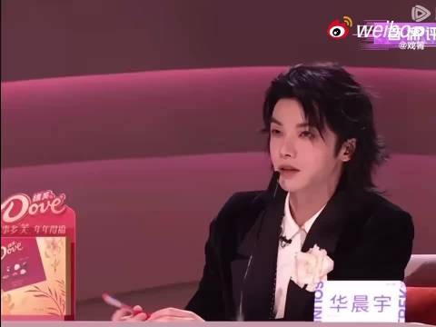 华晨宇回应湖南台托举梗,舞台表演被伴舞高举