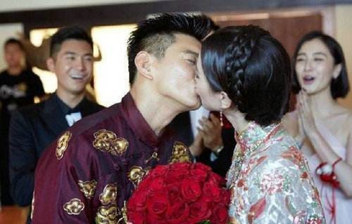 明星“婚礼吻”：沙溢伸舌头，霍建华主动，他抱着新娘“狂啃”