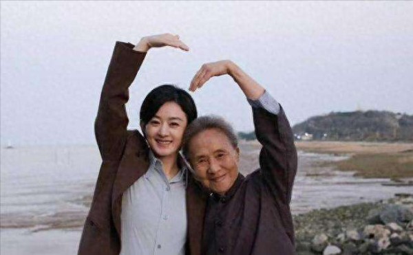 吴彦姝暖心回赵丽颖,戏里戏外祖孙情,温柔传承戳中全网