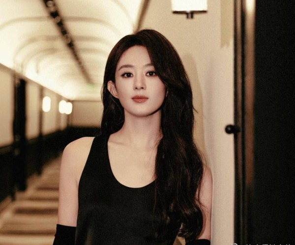 都说赵丽颖离婚后清醒，只搞事业。 但很多人不知道，她每月至少安排2次，雷打不动去看儿子。就连去米兰时装周，也会连夜飞回上海，只为第二天能出现在想想的钢琴汇报演出上。 提起赵丽颖，不少人都觉得她离婚后活成了“清醒大女主”的范本，剪掉长发、深耕事业，从古装剧的顶流女主转型现实题材，靠《小城...