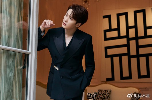 檀健次荣膺Roger Vivier全球品牌代言人，演绎法式奢雅新格调