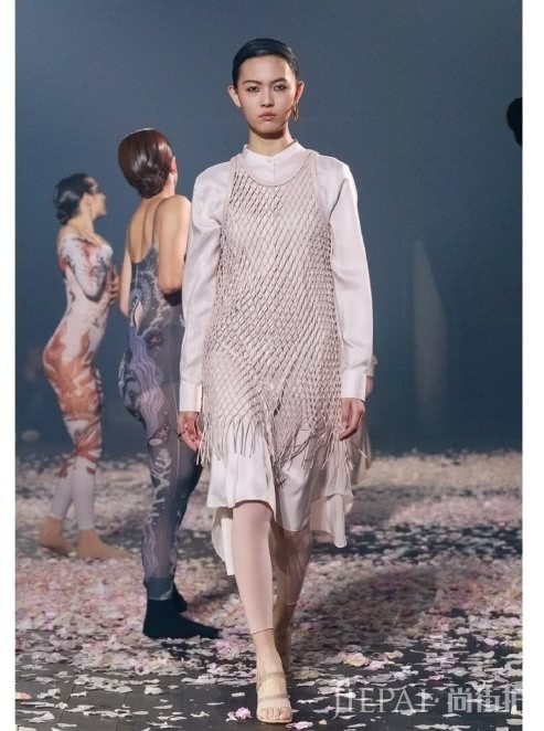 赵佳丽 走男装秀出道的00后女模,天生一张高级脸