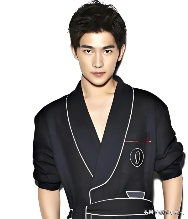 聊点儿娱乐:娱乐圈学舞蹈出身的男明星
第一位、黄轩
毕业于北舞音乐剧系,尤其精通古典舞,他的身材修长挺拔,面容温和儒雅,每一次起舞都犹如一幅流动的画卷在观众面前缓缓展开。他的舞蹈姿态具备一种刚柔并济的美感,既有力量的彰显,又不失柔美和灵活。
第二位、乔振宇
毕业于北舞古典舞专业,他的作品曾被选入北舞的古典舞教材。正因为扎实的舞蹈功底和多年的艺术熏陶,乔振宇在演绎古装角色时总能散发出一种浑然天成的气...