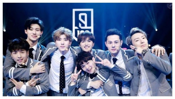 何炅戳穿娱乐圈黑幕：签约100人只捧一个，赚剩下99人违约金