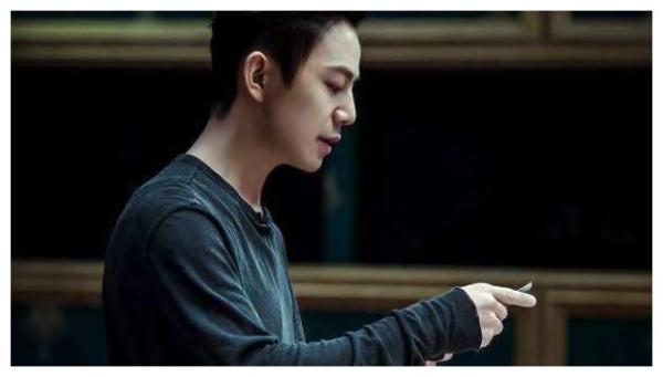 何炅戳穿娱乐圈黑幕：签约100人只捧一个，赚剩下99人违约金