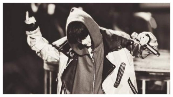 何炅戳穿娱乐圈黑幕：签约100人只捧一个，赚剩下99人违约金