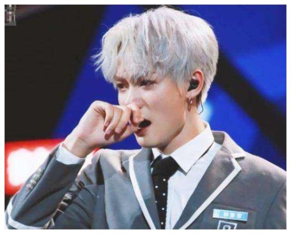 何炅戳穿娱乐圈黑幕：签约100人只捧一个，赚剩下99人违约金