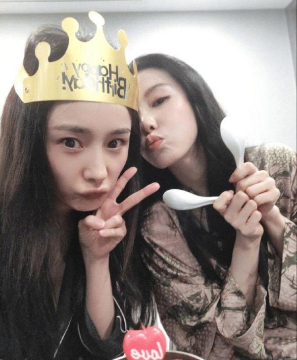 还得是诗幂！刘诗诗专程探班给杨幂庆生，刚下戏没来得及卸妆