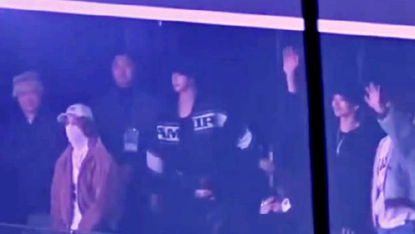 柾国为让成员出镜主动蹲下避镜头