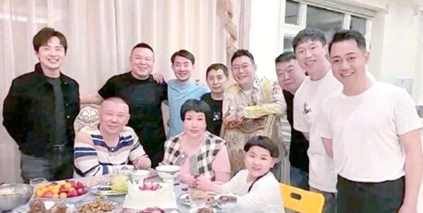 郭麒麟家庭照片引发热议：明星家庭的规矩与权力结构