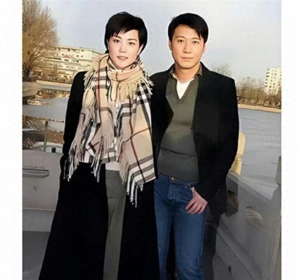 2004年，35岁的王菲和38岁的黎明在北京后海的合照