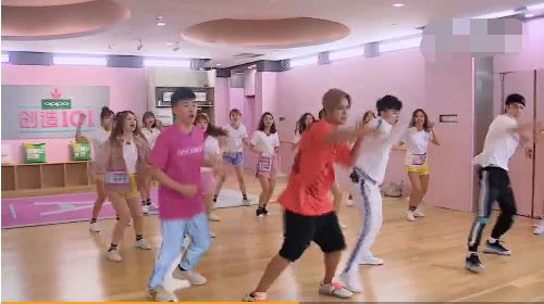 罗志祥变健身教练，带领101导师和女孩们跳操，堪称是魔鬼教练