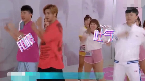 罗志祥变健身教练，带领101导师和女孩们跳操，堪称是魔鬼教练