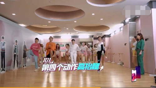 罗志祥变健身教练，带领101导师和女孩们跳操，堪称是魔鬼教练