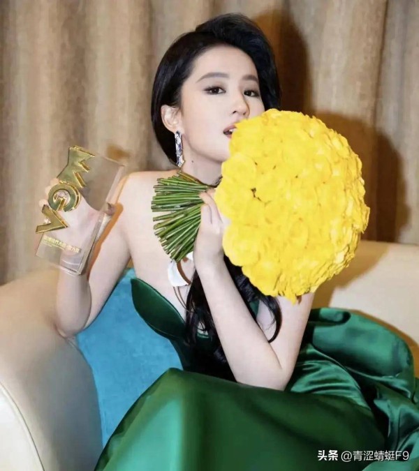 37岁刘亦菲深夜发文，又是满地黄花瓣，黄亦枚真是太火爆了！