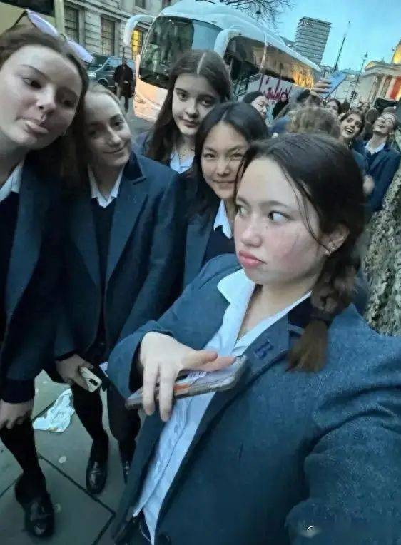 王诗龄和四个富二代自拍，穿学院风被暴露真实颜值，像个邻家小妹