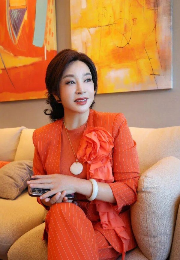 74岁刘晓庆传出轨绯闻，本人硬气回怼：说明我有魅力，戳穿是耻辱