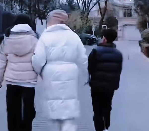 终于回到北京！张兰带玥儿霖儿逛公园，祖孙三人幸福画面让人感动