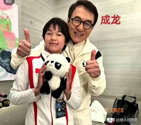 18岁全红婵成大佬合影收割机！我妈说破玄机：这丫头开了能量挂