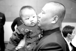 郭德纲昨正式收徒 搭档于谦半岁儿子拜师(图)