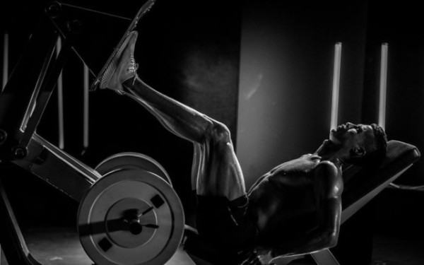 35岁C罗太恐怖!健身房苦训8小时后,他在大雨中苦练+启用黑科技