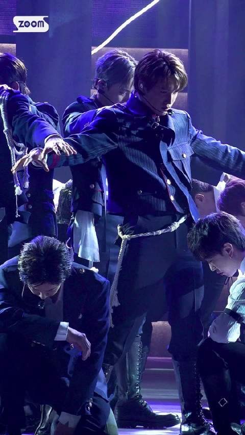 金俊勉八辑回归舞台直拍亮相人气歌谣