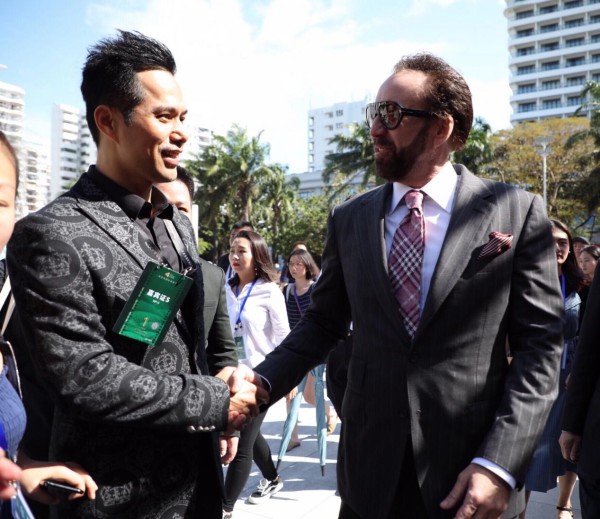 2018年12月,吉飞龙和好莱坞影星尼古拉斯·凯奇在三亚会面