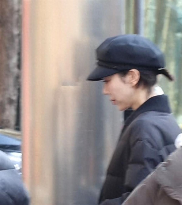 姜妍穿黑色羽绒服戴帽子准备第二次春晚联排，回头微笑真美！