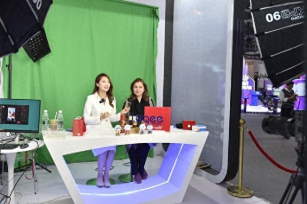 直播带货时代的特质，就是增加了人为商品赋能的权重。图为第二届全球数字贸易博览会期间，外宾体验电商直播 新华社图