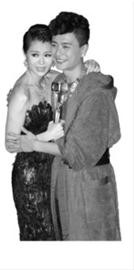 去年TVB台庆，两人的甜蜜历历在目，胡杏儿更在黄宗泽怀中激动地哭成泪人